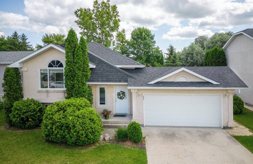 Steinbach House | Bright & Convenient b/w 2 Parks; Perfect for Sports weekend or Family getaway