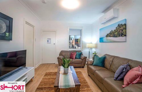 Orange House | Bright, Cosy Cottage near CBD- Free wifi, Netflix and Disney Plus
