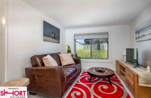 Orange House | Bright, Cosy Cottage near CBD- Free wifi, Netflix and Disney Plus
