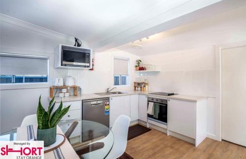 Orange House | Bright, Cosy Cottage near CBD- Free wifi, Netflix and Disney Plus