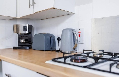 Southend-on-Sea Apartment | Bright & Cozy 2BR City Centre Nr High St by Everhome Ltd