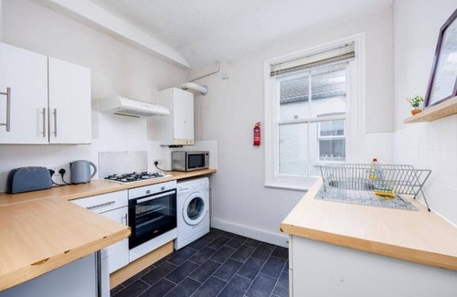 Southend-on-Sea Apartment | Bright & Cozy 2BR City Centre Nr High St by Everhome Ltd