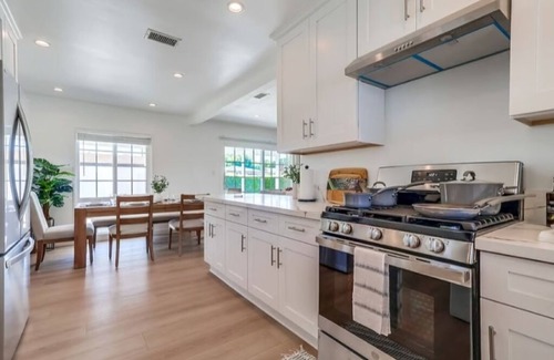 Madrona House | Bright & Cozy 3BR Home w/King Bed, Backyard - Near Beaches & Shopping Center