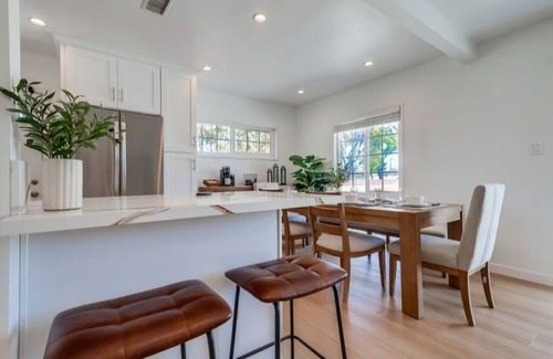 Madrona House | Bright & Cozy 3BR Home w/King Bed, Backyard - Near Beaches & Shopping Center