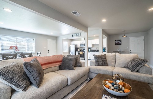 Carmichael House | BRIGHT & COZY FULLY REMODELED HOME
