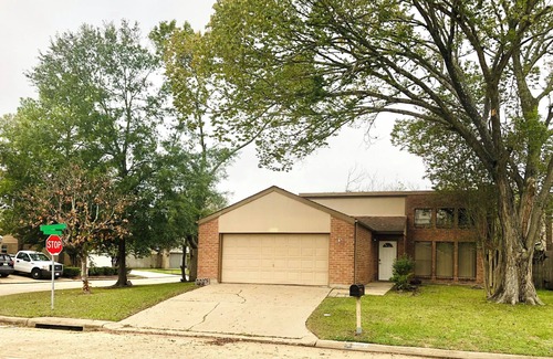 Addicks House | Bright Cozy Home Getaway + 2bedroom+sleep 6 + 2 private patios+ next to the park