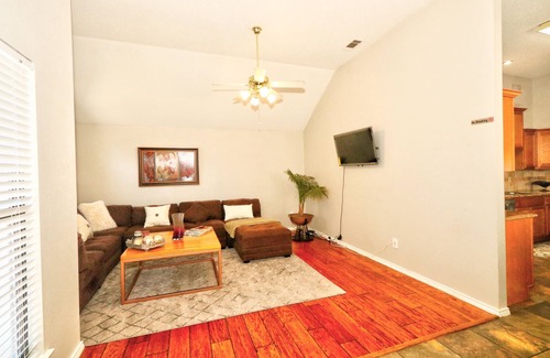 Plano House | Bright & Cozy Retreat in the Heart of Plano Private Stay