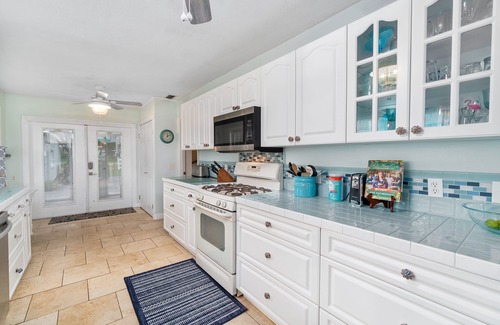 Candler House | Bright & Cozy retreat on Lake Weir with a beautiful white sandy beach!