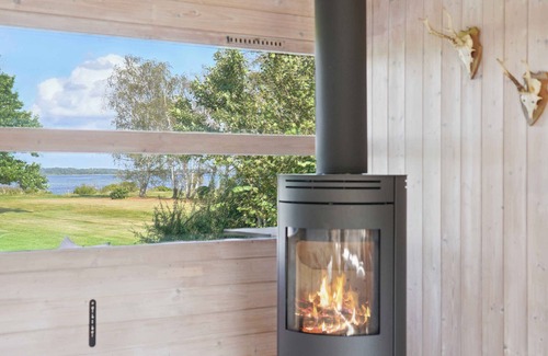 Jægerspris House | Bright, cozy summer house directly by the fjord