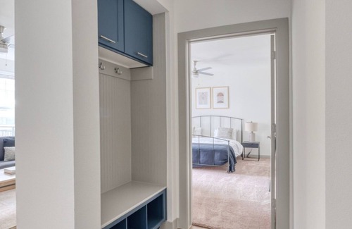 Knollwood On The Colorado River Apartment | Bright East Austin 2BR w/ Pool, Gym & W/D, nr nightlife, by Blueground