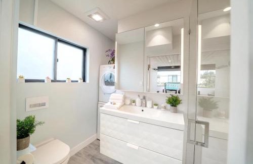 Mar Vista House | Bright European Loft In Venice Beach