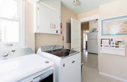 Whittier House | Bright, Family-Friendly Home, Great Beds, between Disneyland & Universal Studios