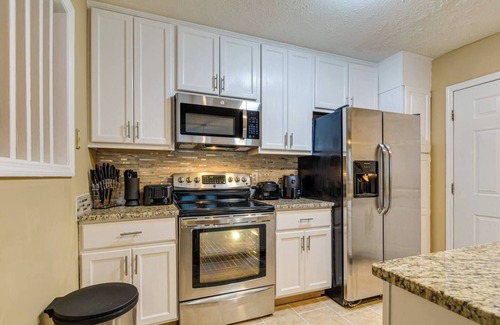 Fayetteville House | Bright Fayetteville Vacation Home w/Fireplace!