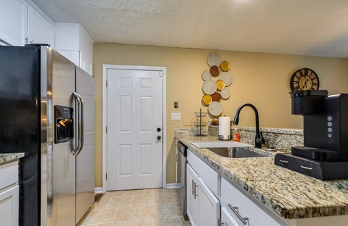 Fayetteville House | Bright Fayetteville Vacation Home w/Fireplace!