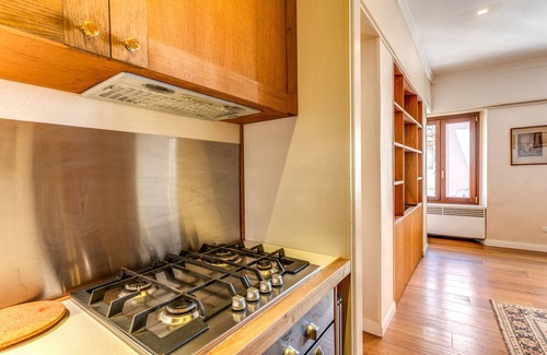 Rione XIV Borgo Apartment | Bright Flat by the Vatican