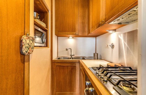 Rione XIV Borgo Apartment | Bright Flat by the Vatican