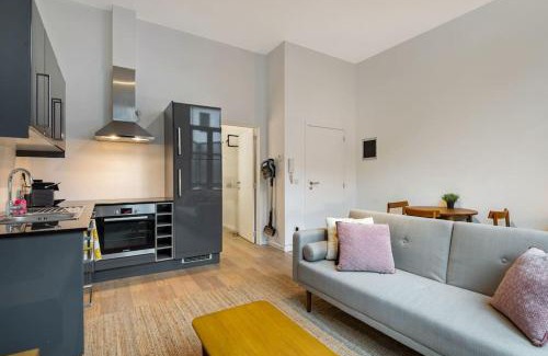 Brederode Apartment | Bright Flat near City Center 24hr Parking