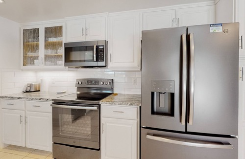 Oakland Hills House | Bright Florida home with pool, gas grill, private pool, and washer/dryer