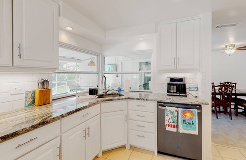 Oakland Hills House | Bright Florida home with pool, gas grill, private pool, and washer/dryer