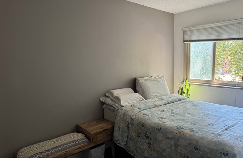 Richmond City Centre Condo | Bright Furnished Bedroom for Rent, Richmond Central location