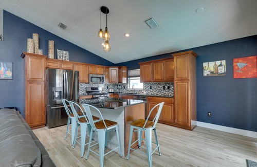 Lakeview Village House | Bright Getaway w/Ski Lake, 11 Miles to Dtwn Tampa