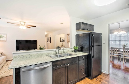 Hinesville House | Bright Hinesville Home, 43 Mi to Savannah!