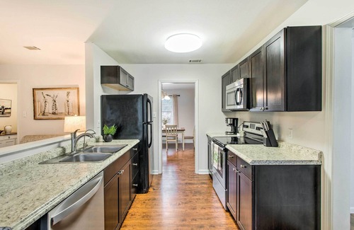 Hinesville House | Bright Hinesville Home, 43 Mi to Savannah!