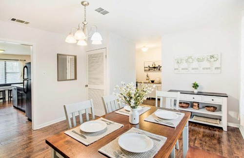 Hinesville House | Bright Hinesville Home, 43 Mi to Savannah!