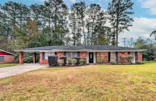 Hinesville House | Bright Hinesville Home, 43 Mi to Savannah!