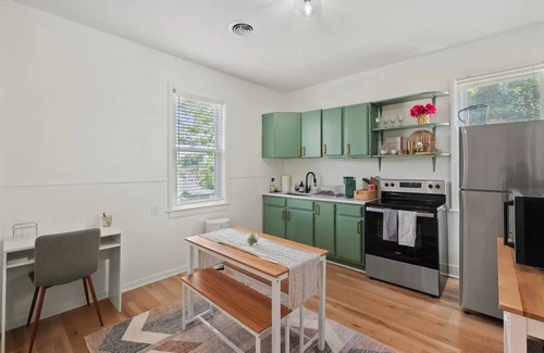Hampton House | Bright, Historic 2-Bdrm Home by the Beachnn