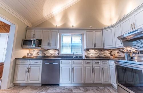 Louth Cottage | Bright Home, Relaxing, lakefront W Sauna & Hottub