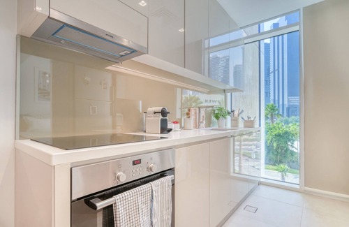 Jumeirah Lake Towers Apartment | Bright & Homey Studio Apartment in JLT