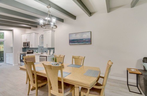 Jekyll Island House | Bright Jekyll Island Home w/Deck < 1 Mi to Beach