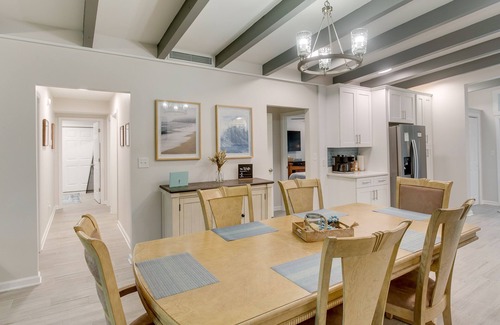 Jekyll Island House | Bright Jekyll Island Home w/Deck < 1 Mi to Beach
