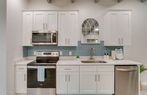 Jekyll Island House | Bright Jekyll Island Home w/Deck < 1 Mi to Beach