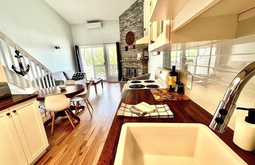 Magog Condo | Bright lakeside condo