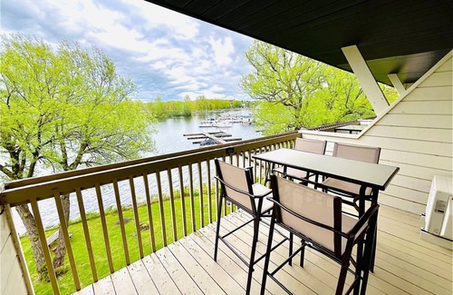Magog Condo | Bright lakeside condo