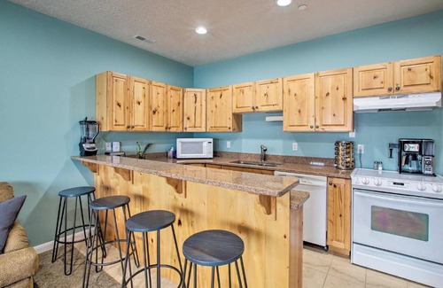 Ogden House | Bright Lakeside Resort Condo Less Than 9 Mi to Snowbasin!