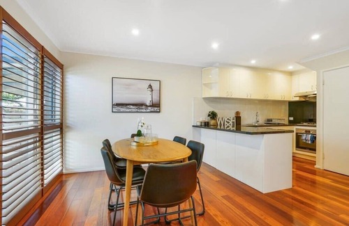 Balwyn House | Bright & Lovely @ Balwyn Townhouse w/parking, BBQ