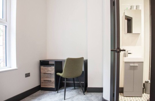 Manchester House | Bright & Modern Manchester Home | Free Parking