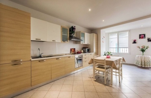 Antibes City Centre Apartment | Bright, modern apartment in town center, 2 bedrooms, air conditioning, Wi-Fi