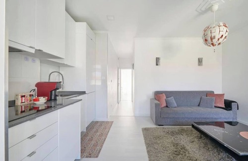 Beato Apartment | Bright Modern Apartment in Lisbon City Center with AC