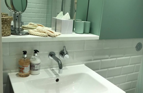Fortune Green Apartment | Bright modern London flat with brilliant transport to everywhere!