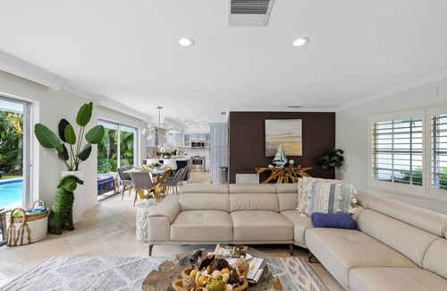 Imperial Point Villa | Bright & Modern Villa with Private Pool in Fort Lauderdale