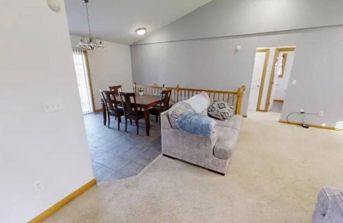 Hays House | Bright 'n' Beautiful! 5 bedrooms 3 restrooms