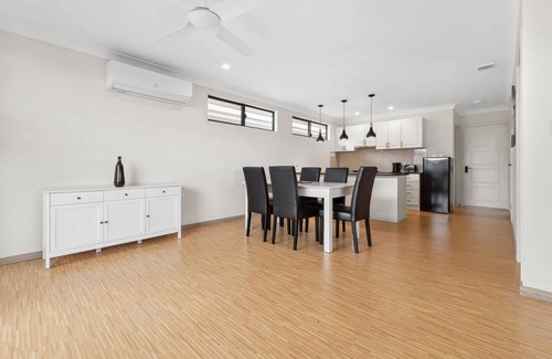 Bungalow Apartment | BRIGHT NEW 2BR APARTMENT FOR SMALL GROUPS CAIRNS