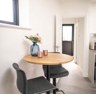 Amersham Apartment | Bright one bedroom apartment with garden
