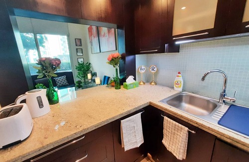 Jumeira 3 Apartment | Bright Open Plan Flat★Central DXB★Large Private Terrace Garden★Great Canal Views