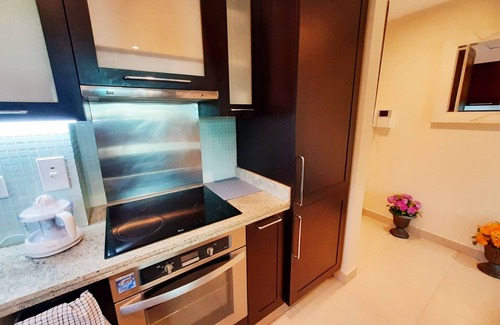 Jumeira 3 Apartment | Bright Open Plan Flat★Central DXB★Large Private Terrace Garden★Great Canal Views