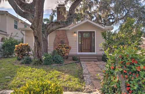 South Sarasota Cottage | Bright Sarasota Bungalow - 5 Mi to Siesta Beach!